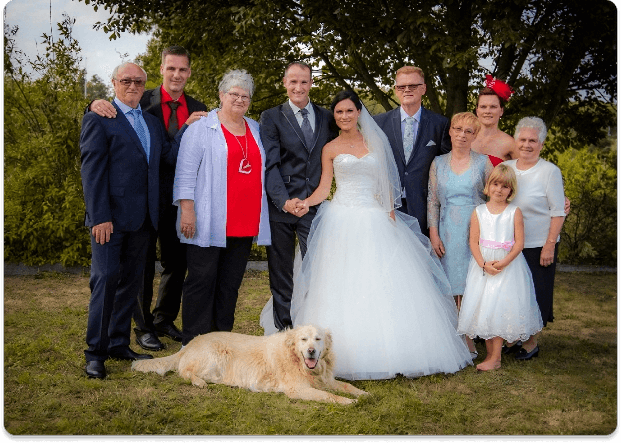 Familie Thon und Paul vor dem Landhotel